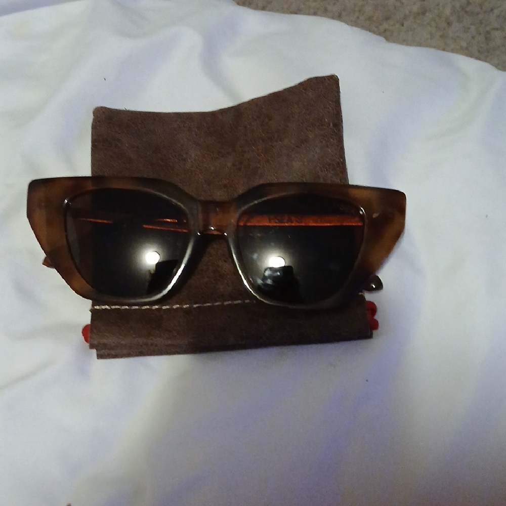 Elegant Tortoise Shell Sunglasses